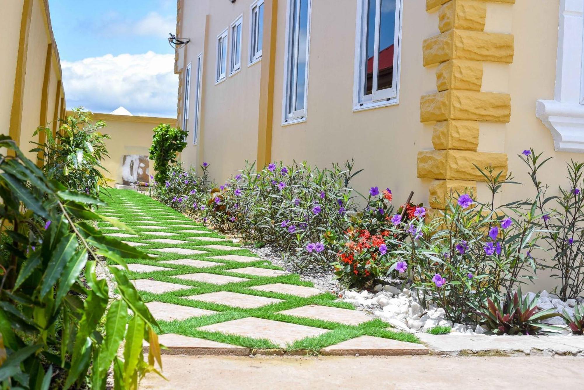 Seyramz Palace - Free Airport Pick Up - High Speed Starlink Wifi - Car Rental タマレ エクステリア 写真