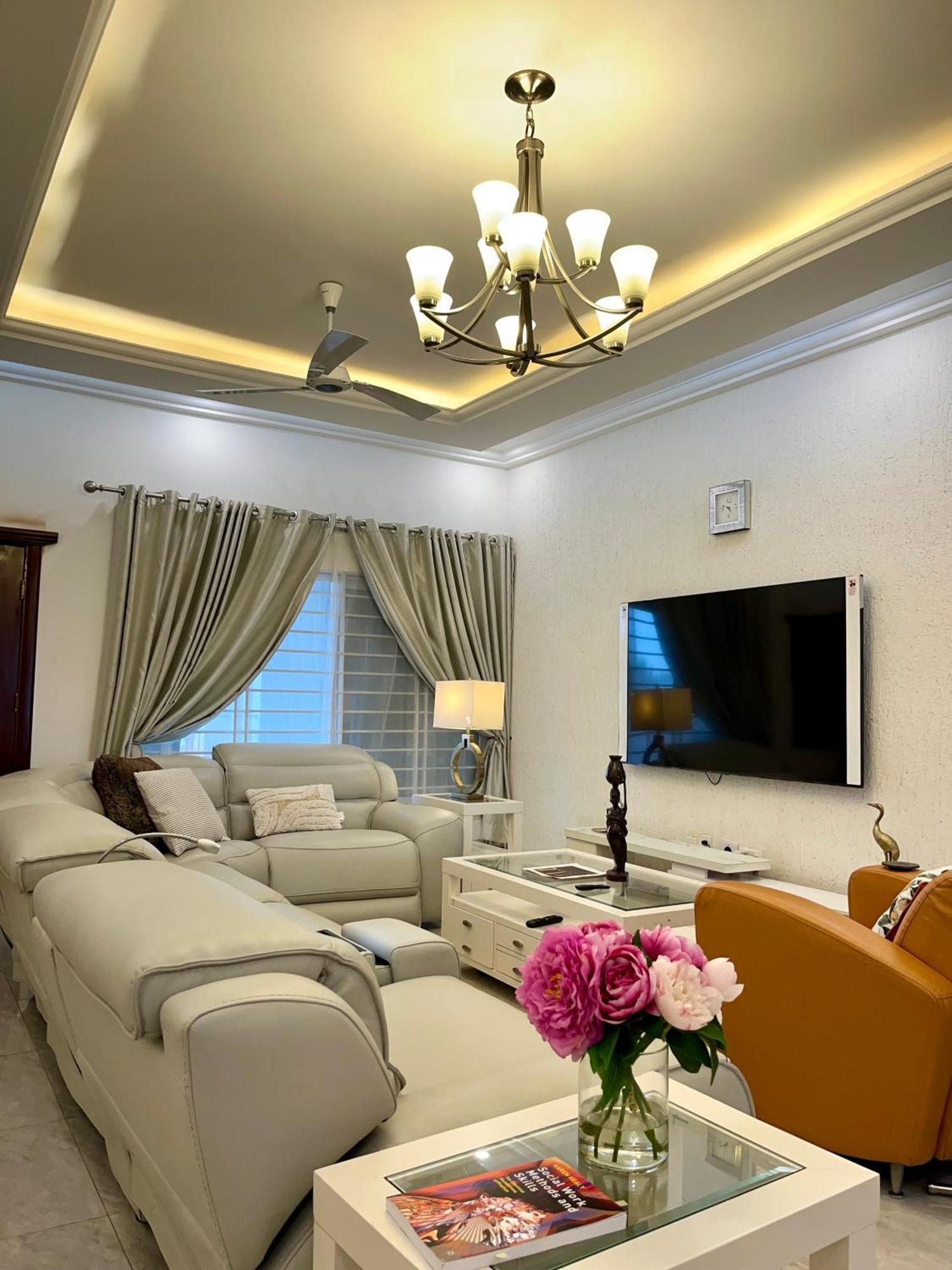 Seyramz Palace - Free Airport Pick Up - High Speed Starlink Wifi - Car Rental タマレ エクステリア 写真
