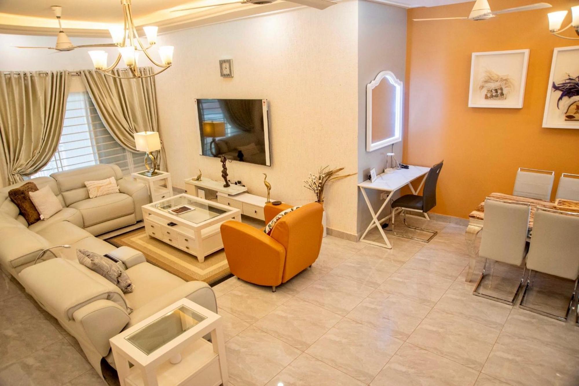 Seyramz Palace - Free Airport Pick Up - High Speed Starlink Wifi - Car Rental タマレ エクステリア 写真
